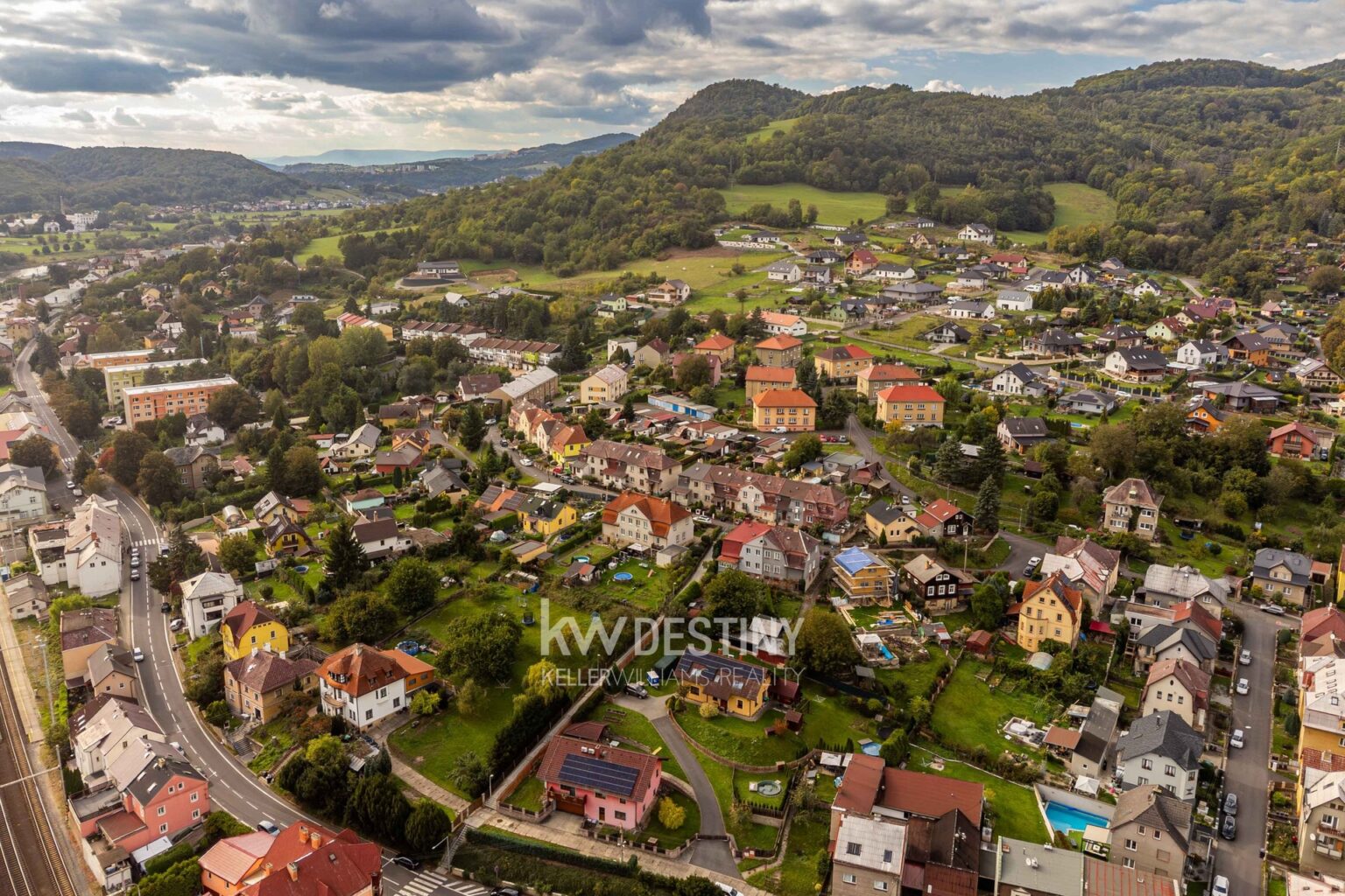 prodej-prostorneho-rodinneho-domu-5-1-s-uzasnym-vyhledem-v-povrlech-dji-0728-5c0f03